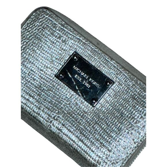 Beautiful MICHAEL KORS zip wallet Plenty Of Storage Wallet One Size sliver/gold - Picture 2 of 15